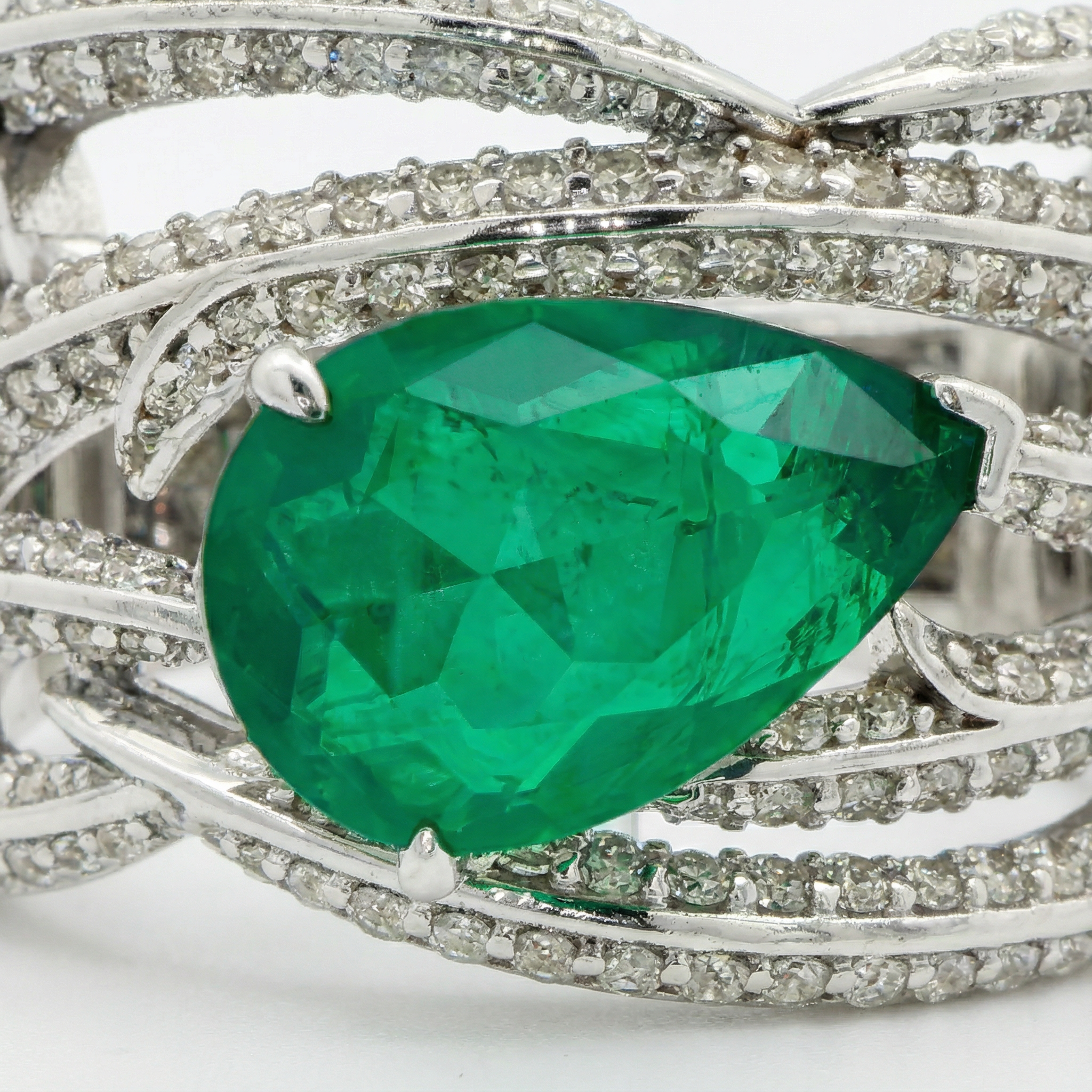 Ribbon Classic Ring with Green Oval Stone – on White Gold